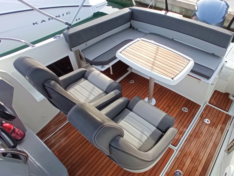 Louer Bateau à moteur avec ou sans skipper Jeanneau à Pula