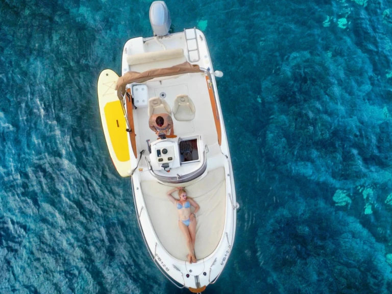 Bateau à moteur à louer à Sant Antoni de Portmany au meilleur prix