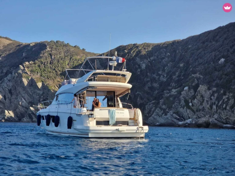 Louez un Jeanneau Prestige 500 Fly à Vieux Port Golfe-Juan