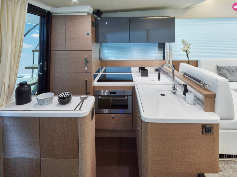 Location Yacht à Vieux Port Golfe-Juan - Jeanneau Prestige 500 Fly