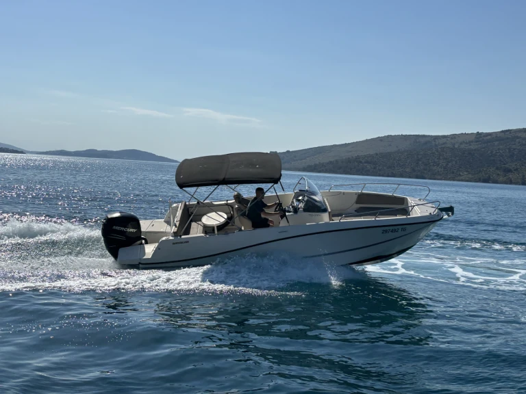 Quicksilver Activ 755 Open a louer à Trogir