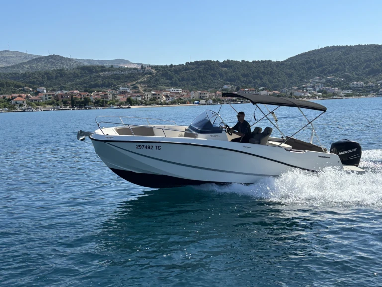 Louez un Quicksilver Activ 755 Open à Trogir