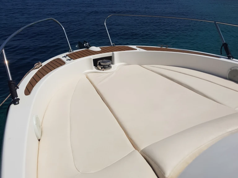 Location bateau Martigues pas cher Cap Camarat 7.5 WA