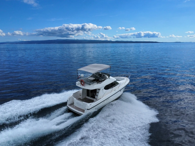 Location Bateau à moteur à Split Port - Jeanneau Prestige 32 Fly