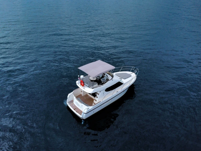 Location bateau Jeanneau Prestige 32 Fly à Split Port sur Samboat