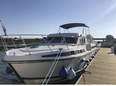 Bareboat Rental Motorboat Tarpon with a boat licence