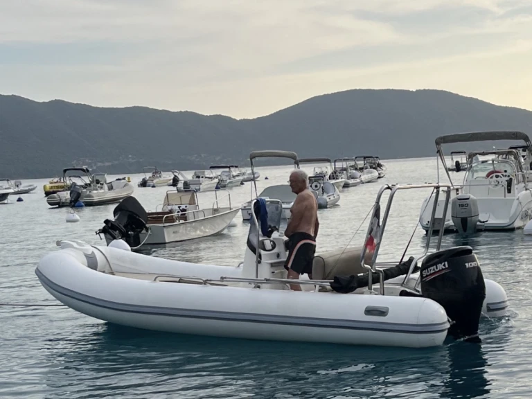 Louer Semi-rigide avec ou sans skipper Zodiac à Golfu di Lava