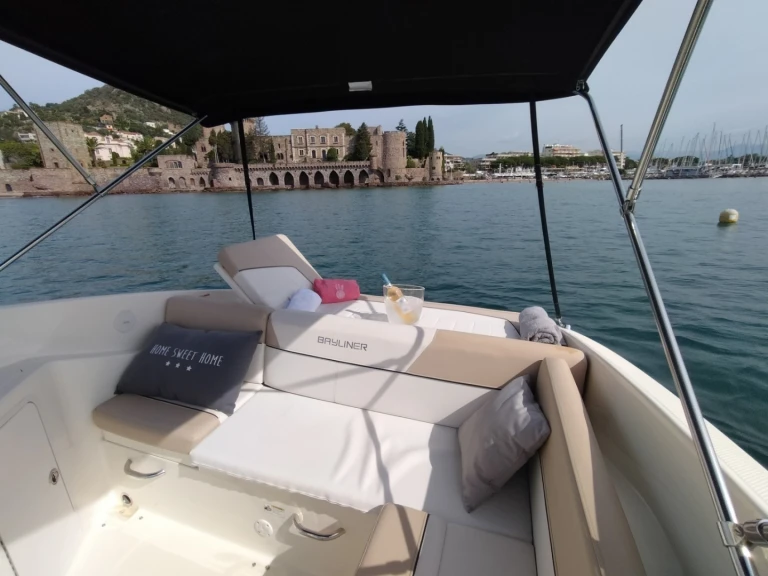 Location Bateau à moteur à Mandelieu-la-Napoule - Bayliner Bayliner 742 Cuddy