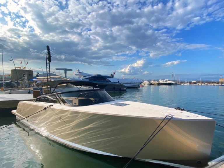 Bateau à moteur à louer à Saint-Tropez au meilleur prix