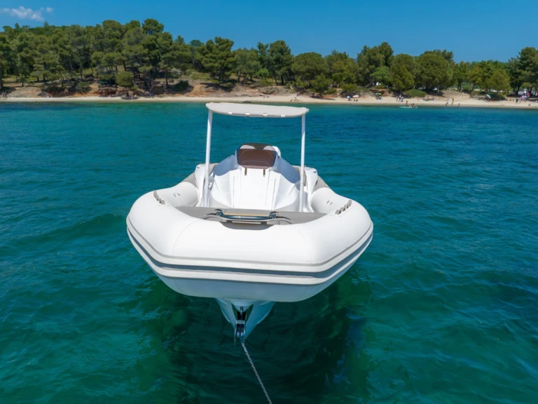 Location Semi-rigide à Bandol - U FANALE LIBECCIU 1000