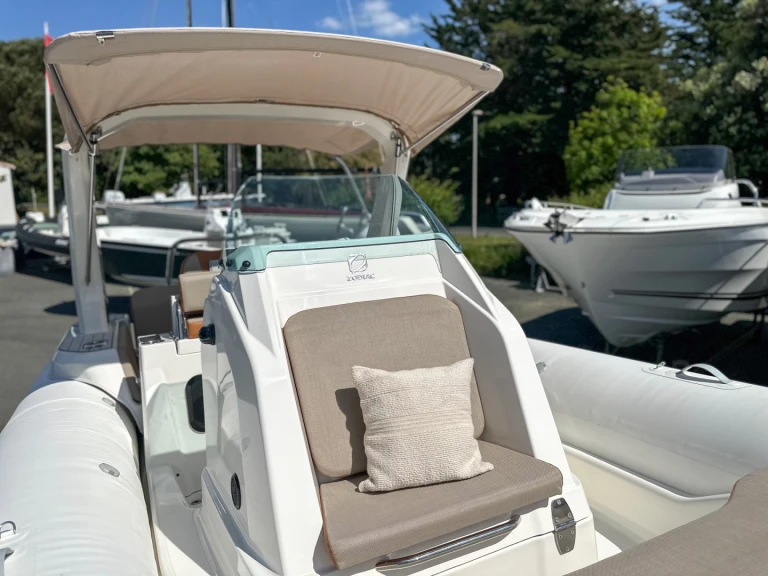 Location à La Flotte - Zodiac Medline 7.5 sur SamBoat