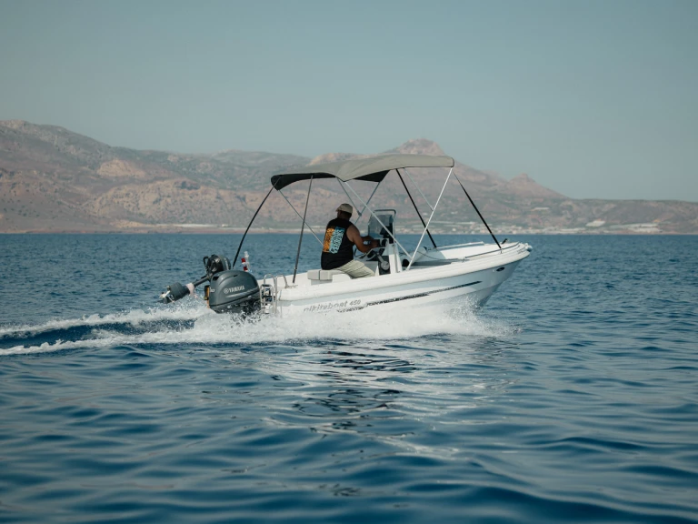 Louer Bateau à moteur avec ou sans skipper Nikita à Órmos Makry-Gialoú