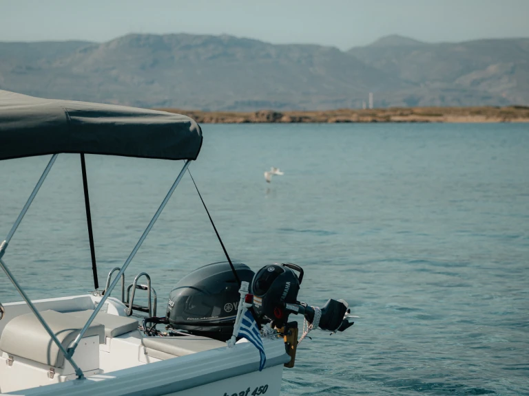 Bateau à moteur à louer à Órmos Makry-Gialoú au meilleur prix