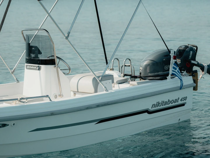 Location Bateau à moteur Nikita avec permis