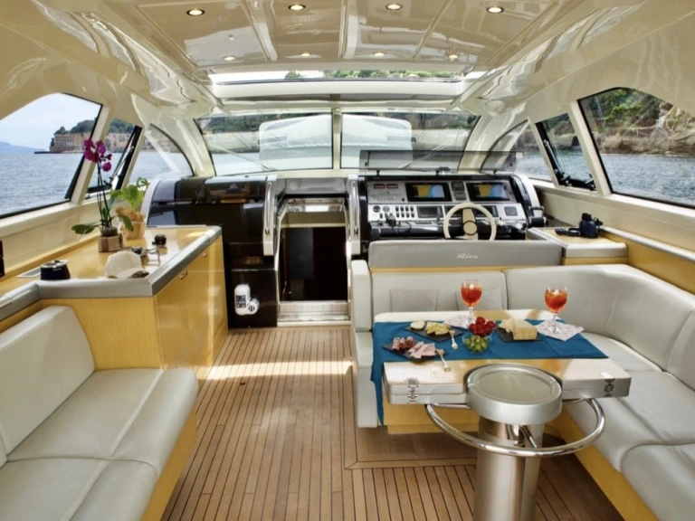 Louez un Riva riva ego 68 à Naples