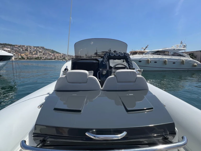 Location Semi-rigide à Naples - Sacs Strider 11