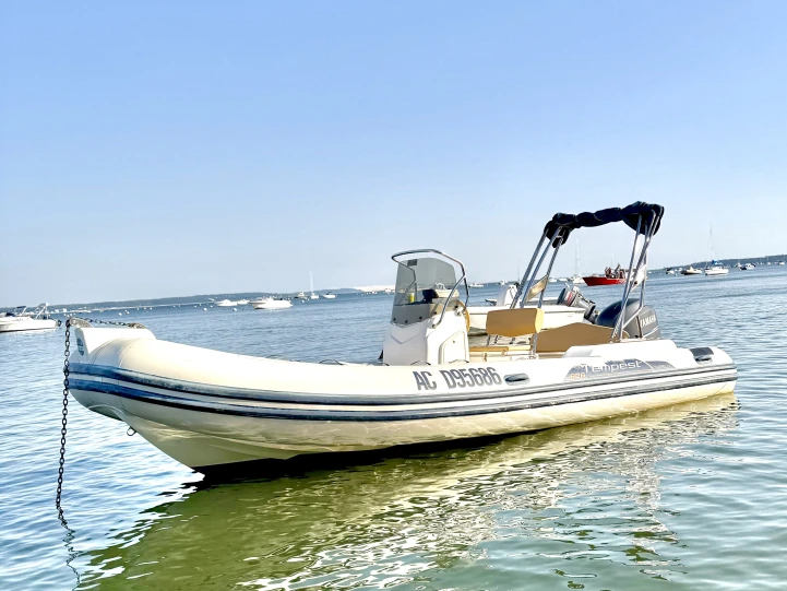 Louer Semi-rigide avec ou sans skipper Capelli à Lège-Cap-Ferret