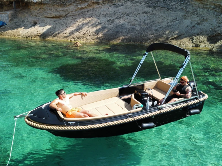 Location Bateau à moteur Silent Yachts avec permis