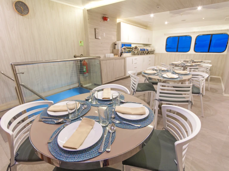 Louez un  Motoryacht - Solaris à Puerto Baquerizo Moreno