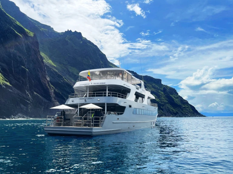 Location bateau Puerto Baquerizo Moreno pas cher Luxury Motor Yacht - Tribute