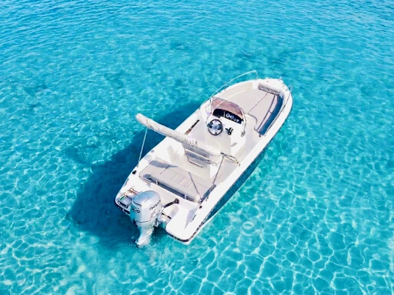 Bateau à moteur à louer à Cala d'Or au meilleur prix