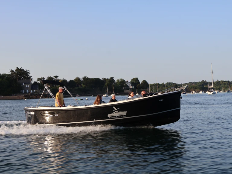 Bateau à moteur à louer à Dinard au meilleur prix