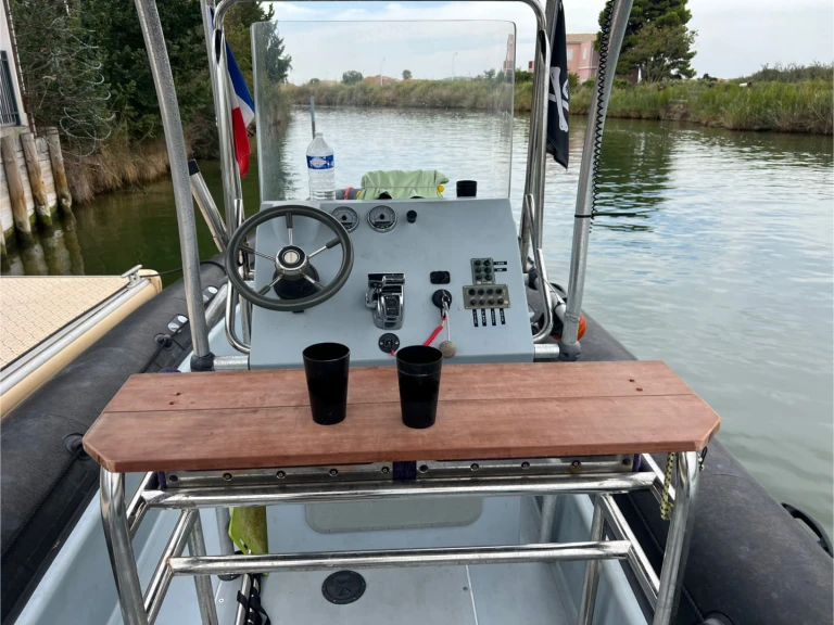 Louer Semi-rigide avec ou sans skipper Valiant à Palavas-les-Flots
