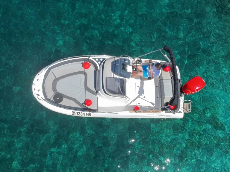 Bateau à moteur à louer à Novalja au meilleur prix