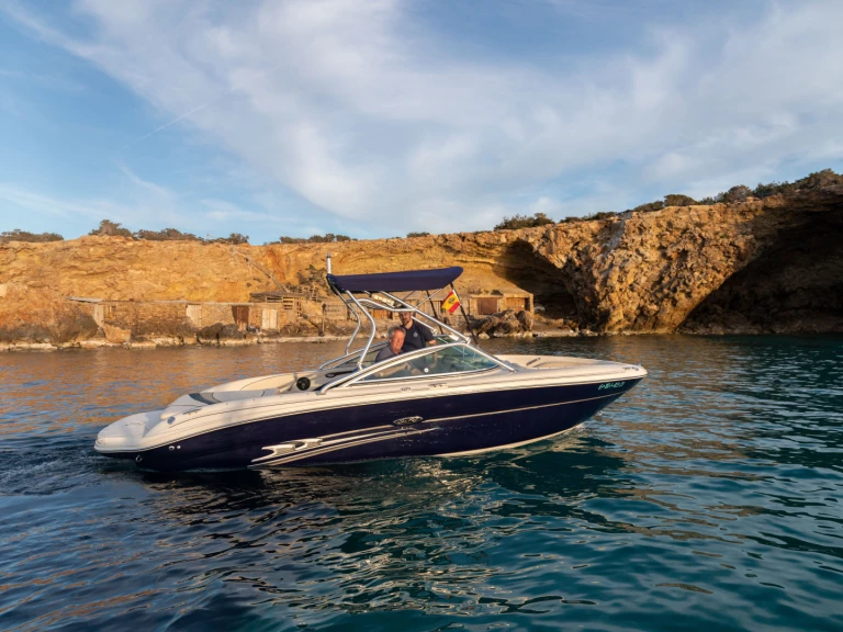 Bateau à moteur à louer à Sant Antoni de Portmany au meilleur prix