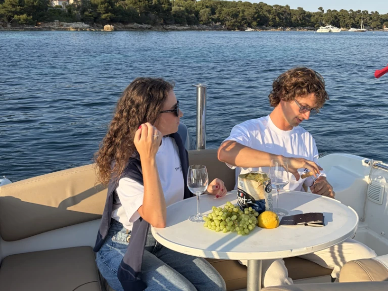 Louer Bateau à moteur avec ou sans skipper Jeanneau à Cannes