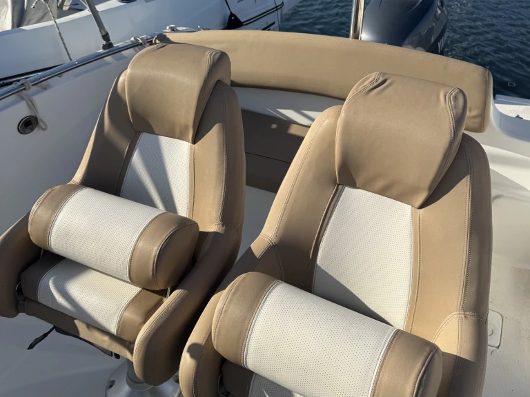 Louer Bateau à moteur avec ou sans skipper Jeanneau à Cannes