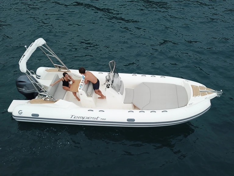 Location bateau Le Lavandou pas cher Tempest 700 Open