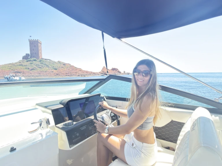 Sea Ray  250 sdx a louer à Port Fréjus