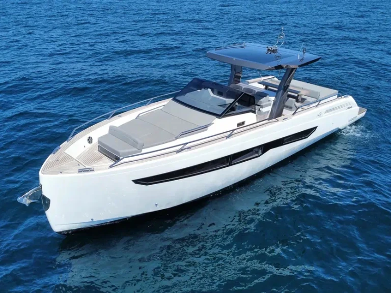 Louer Bateau à moteur avec ou sans skipper Fiart à Marine de Sant'Ambrogio