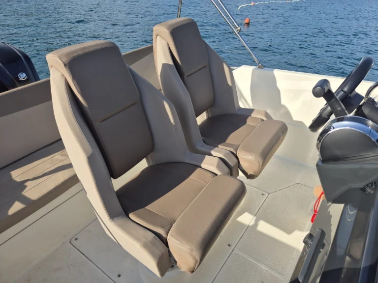 Bateau à moteur à louer à Split au meilleur prix