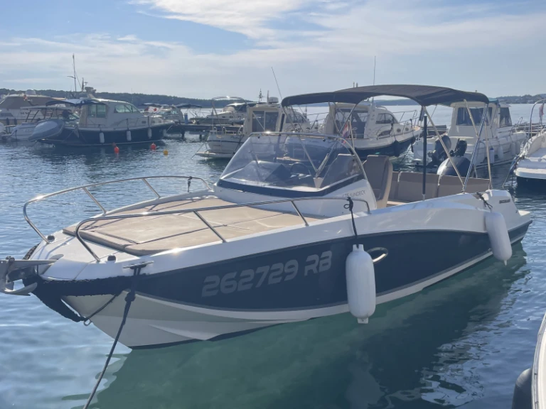 Quicksilver Activ 675 Sundeck a louer à Rab