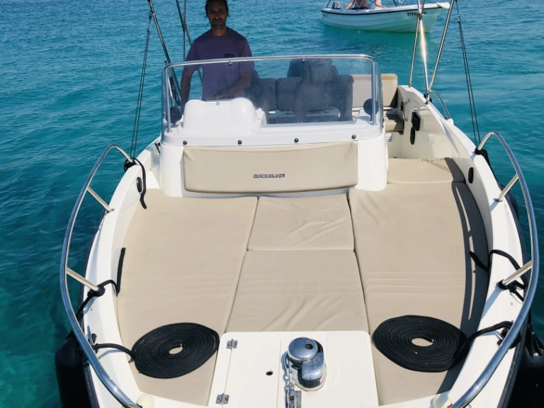 Louer Bateau à moteur avec ou sans skipper Quicksilver à Medulin