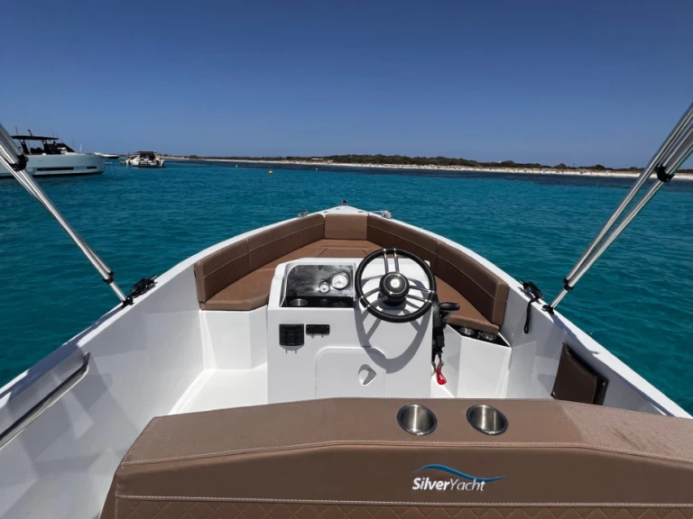 Location Bateau à moteur Silver avec permis