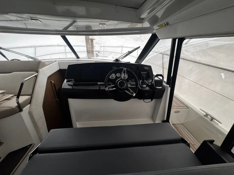 Louer Bateau à moteur avec ou sans skipper Jeanneau à Bacoli