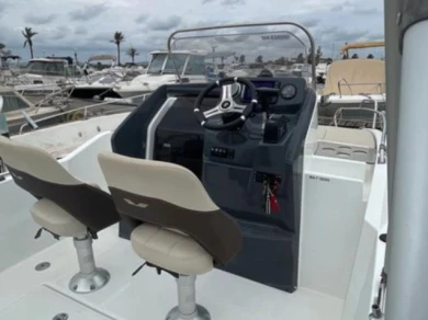 Hire Motorboat Bénéteau with a boat licence