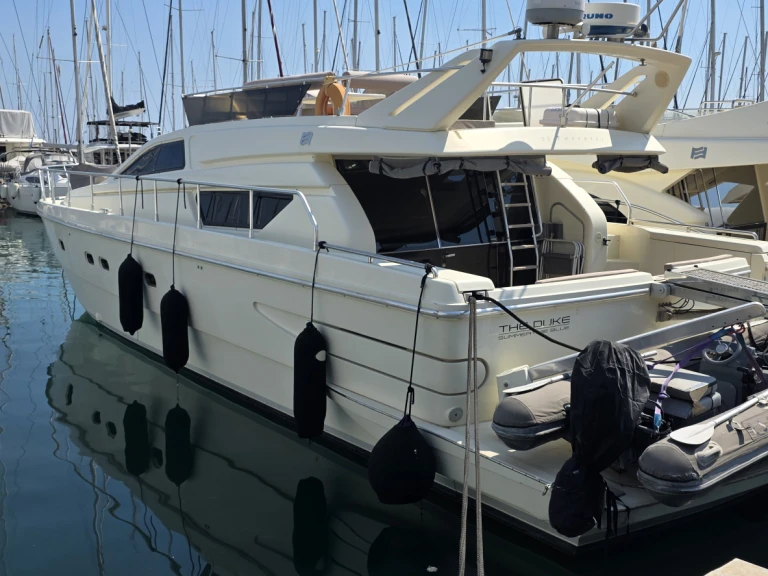 Location Yacht Ferretti avec permis