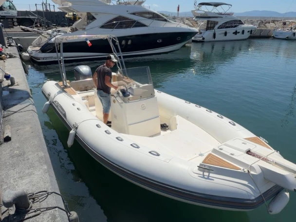 Louer Semi-rigide avec ou sans skipper Capelli à Port Fréjus
