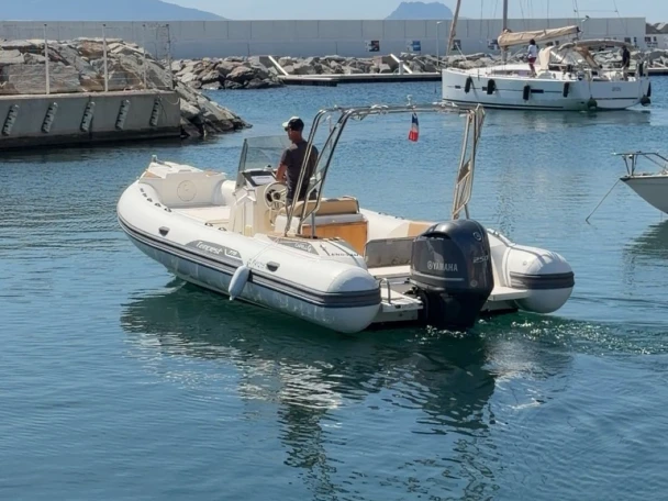 Semi-rigide à louer à Port Fréjus au meilleur prix