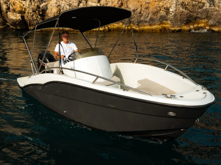 Bateau à moteur à louer à Giardini-Naxos au meilleur prix