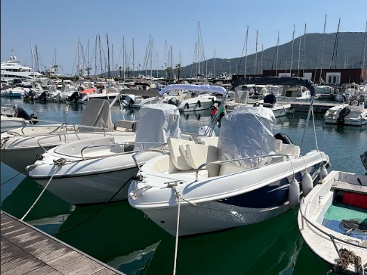 Louer Bateau à moteur avec ou sans skipper Trimarchi à La Spezia
