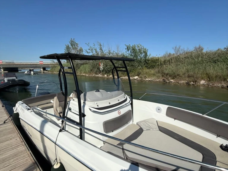 Louer Bateau à moteur avec ou sans skipper Jeanneau à Carnon-Plage