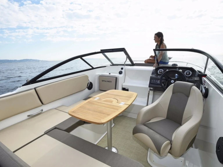 Louez un Bayliner VR6 à Marseille