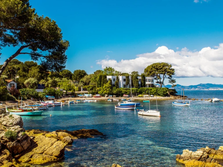 Louer Bateau à moteur avec ou sans skipper Ferretti à Cannes