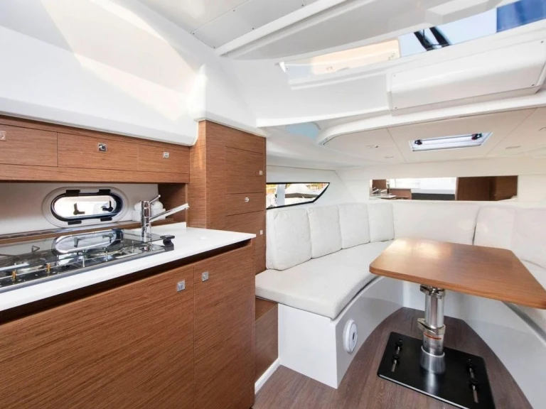 Location bateau Jeanneau Cap Camarat 10.5 WA à Castellammare di Stabia sur Samboat