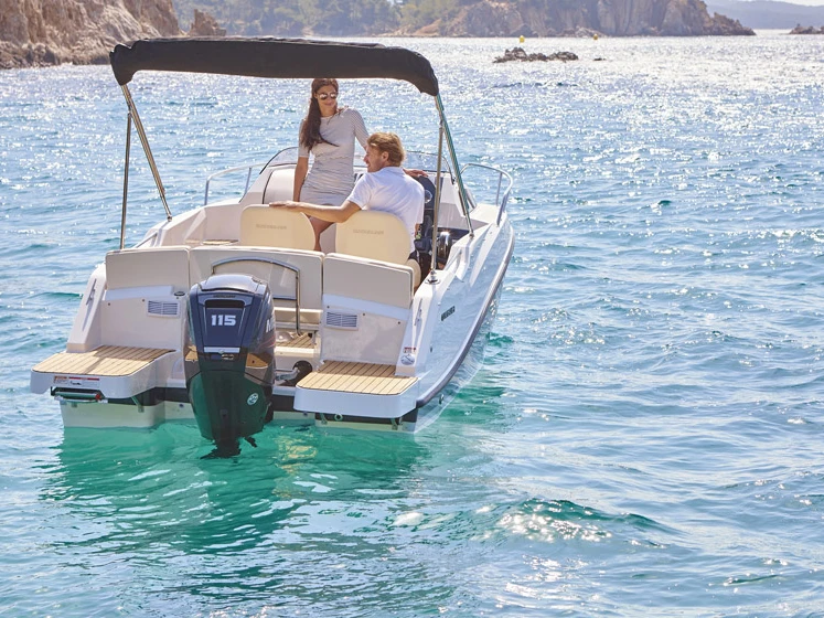 Location bateau Vieux Port de Cannes pas cher Activ 555 Cabin